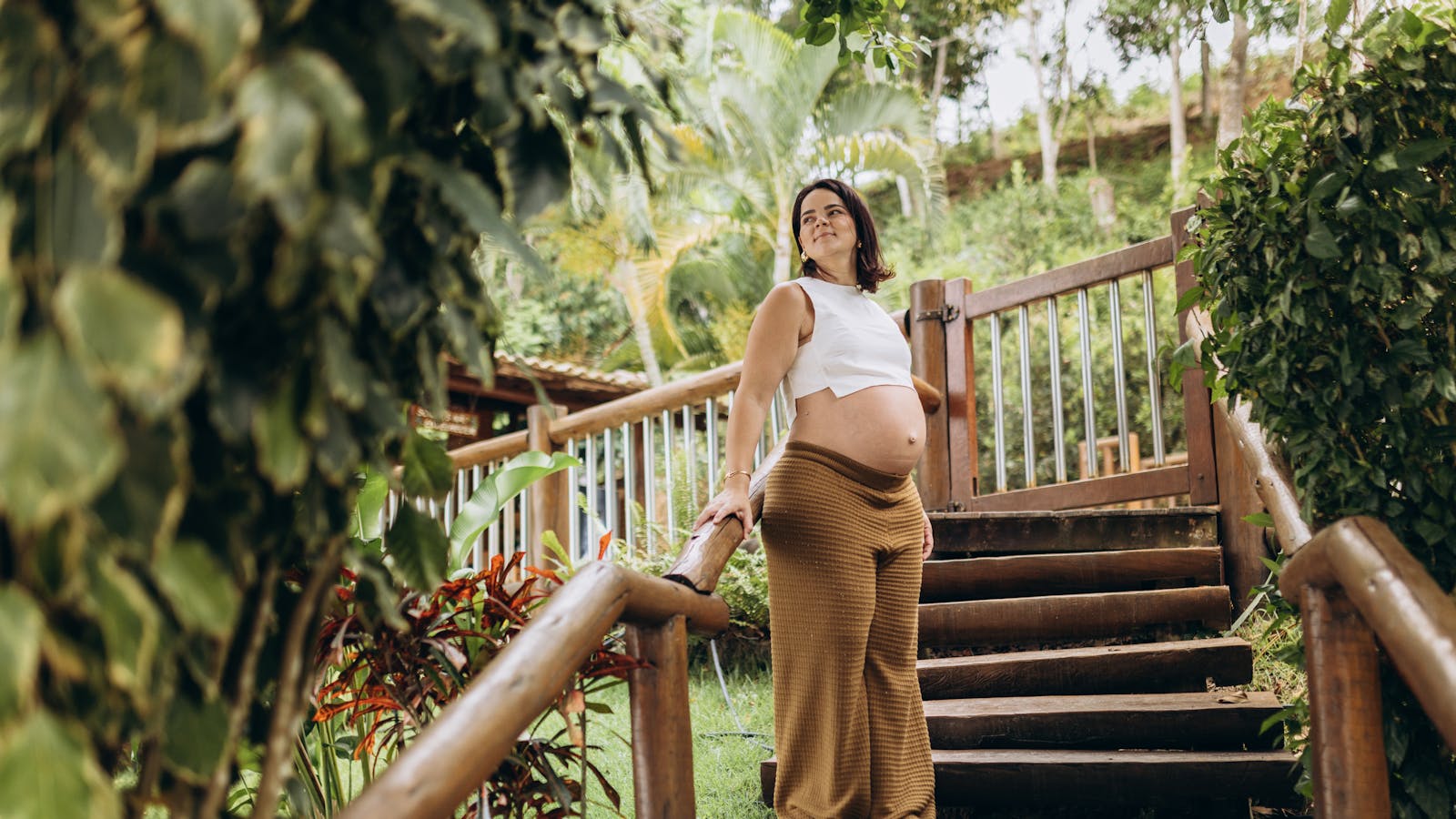 Kobieta w ciąży w zwykłym otoczeniu dziennym