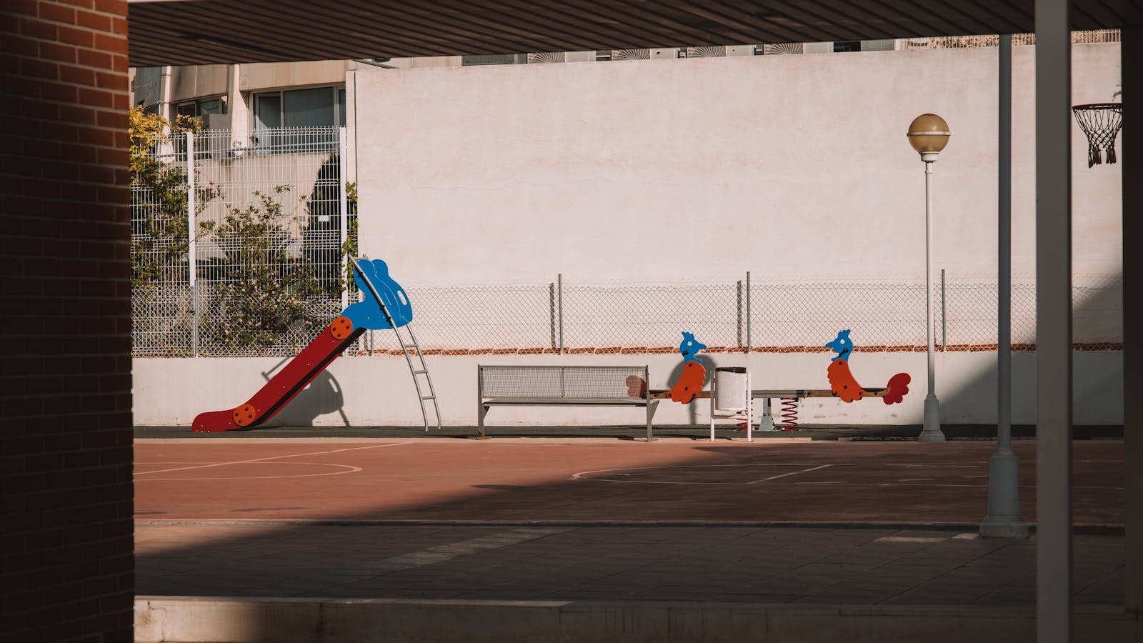 Pusty plac zabaw jako obraz szkody, która długo nie ma jednego rozpoznawalnego znaku